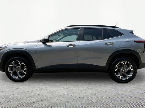 Used 2025 Chevrolet Trax LT w/ LT Convenience Package FWD image 4