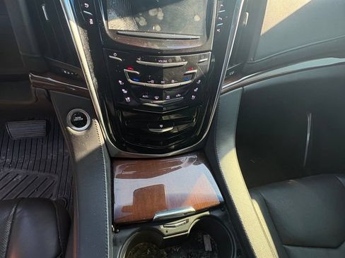 Used 2019 Cadillac Escalade Luxury AWD/4WD image 16