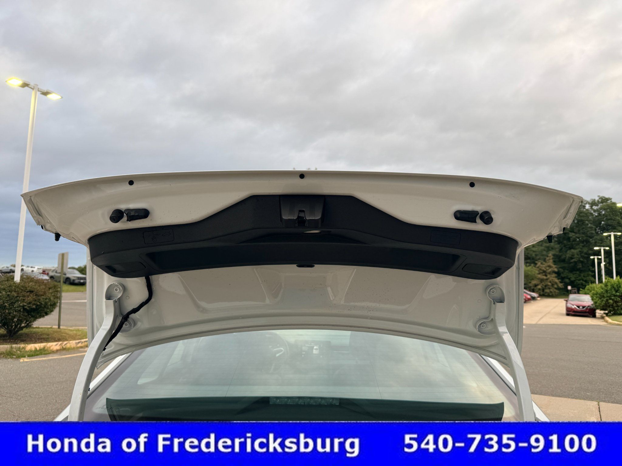 Used 2025 Volkswagen Jetta SE FWD image 17