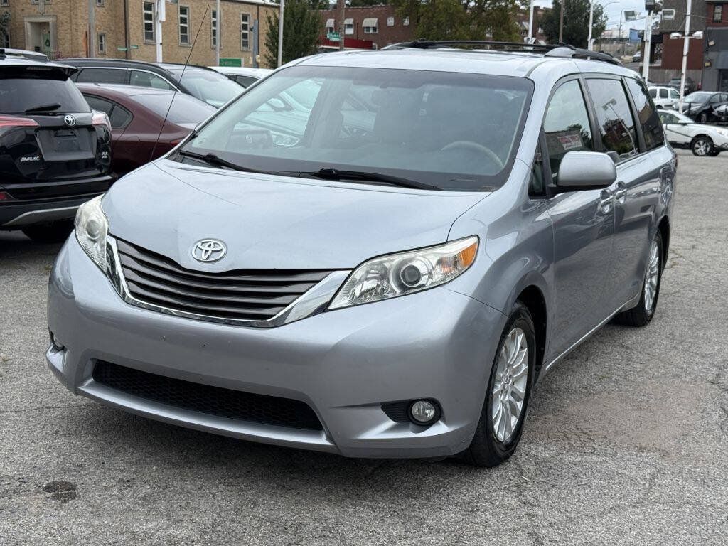 Used 2011 Toyota Sienna XLE w/ Entertainment Pkg FWD image 3