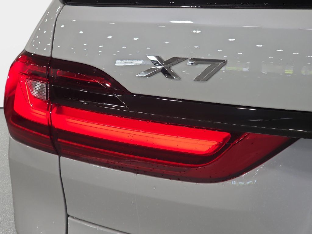 Used 2022 BMW X7 xDrive40i w/ M Sport Package AWD/4WD image 29