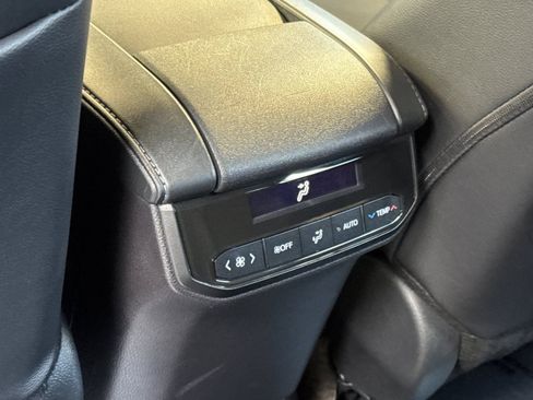 Certified 2024 Toyota Highlander XLE FWD image 17
