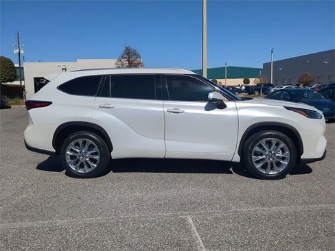 Used 2023 Toyota Highlander Limited image 3