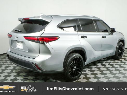 Used 2022 Toyota Highlander Limited FWD image 3