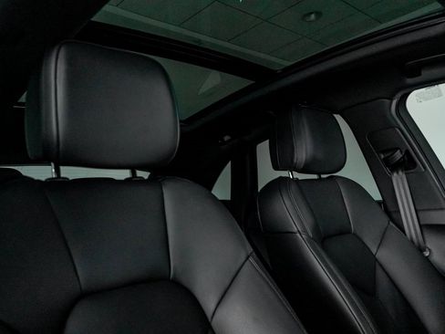 Certified 2025 Porsche Macan image 13