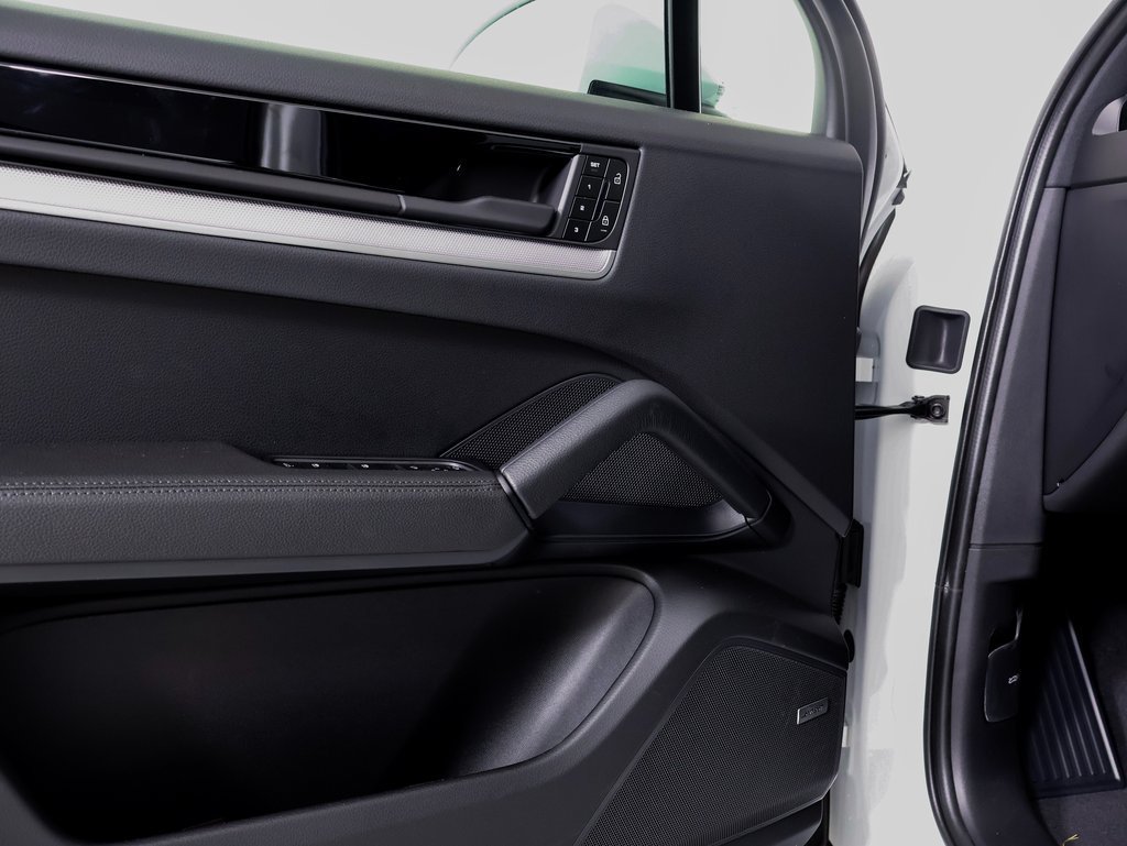 Certified 2025 Porsche Cayenne AWD/4WD image 19