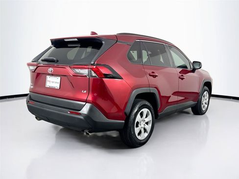 Used 2019 Toyota RAV4 LE FWD image 2