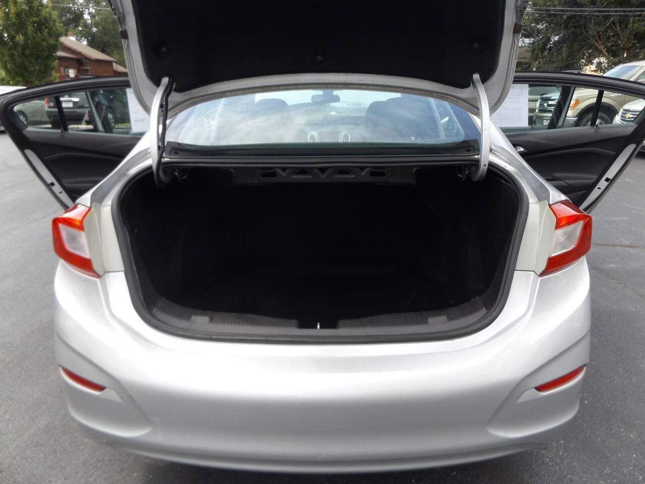 Used 2017 Chevrolet Cruze LS FWD image 28