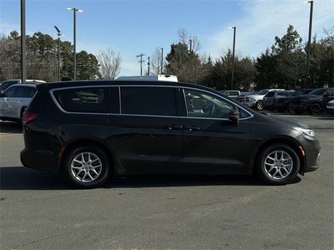 Used 2024 Chrysler Pacifica Touring-L image 6