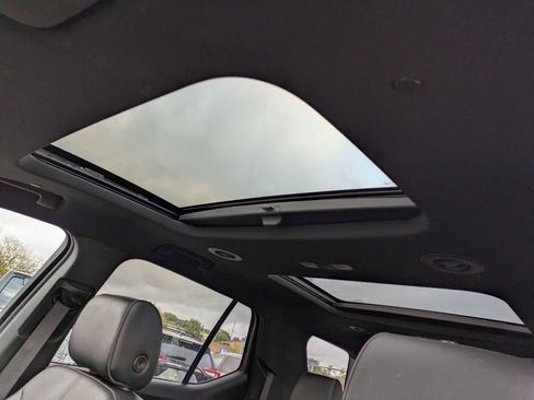 Used 2022 Chevrolet Traverse RS image 17