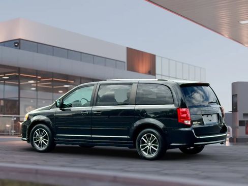 Used 2017 Dodge Grand Caravan SXT image 6