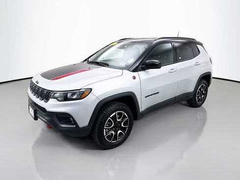 Used 2024 Jeep Compass Trailhawk image 3
