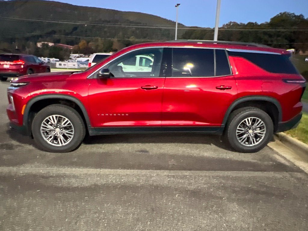 Used 2025 Chevrolet Traverse LT AWD/4WD image 9