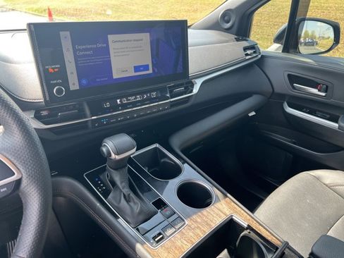 Used 2025 Toyota Sienna Platinum image 15