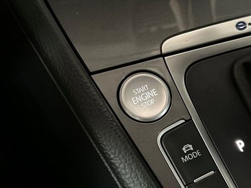 Used 2016 Volkswagen e-Golf SE image 26