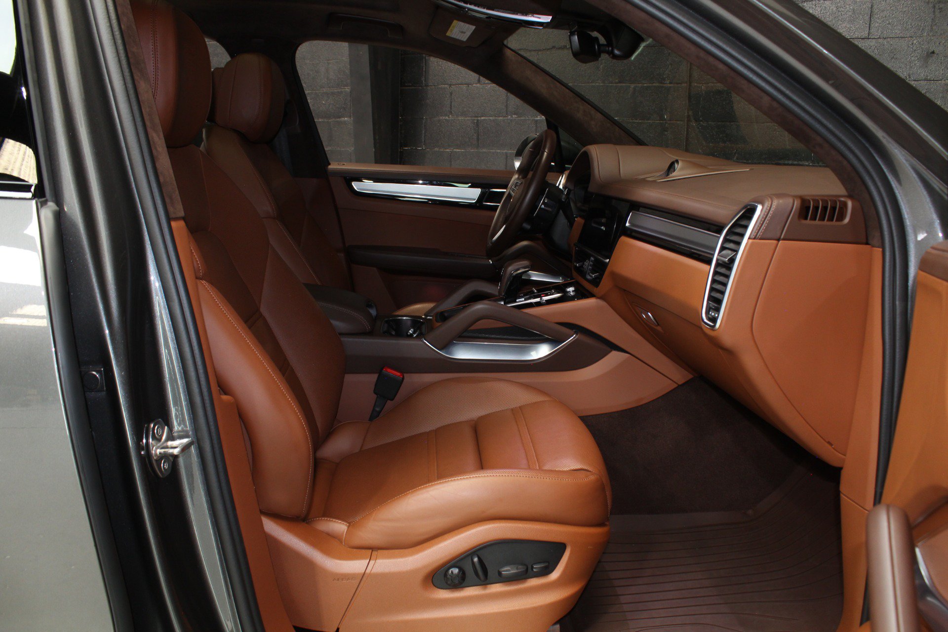 Used 2023 Porsche Cayenne Turbo AWD/4WD image 61