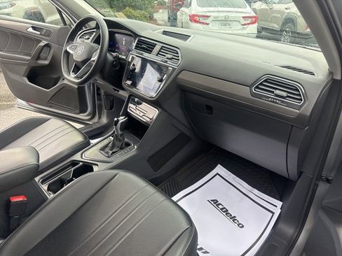 Used 2024 Volkswagen Tiguan SE image 11