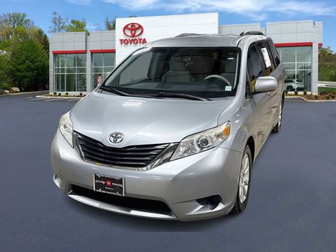 Used 2014 Toyota Sienna LE image 1