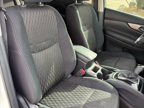 Used 2018 Nissan Rogue SV image 45