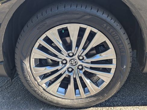 Used 2021 Toyota Venza XLE w/ Softex Package image 11