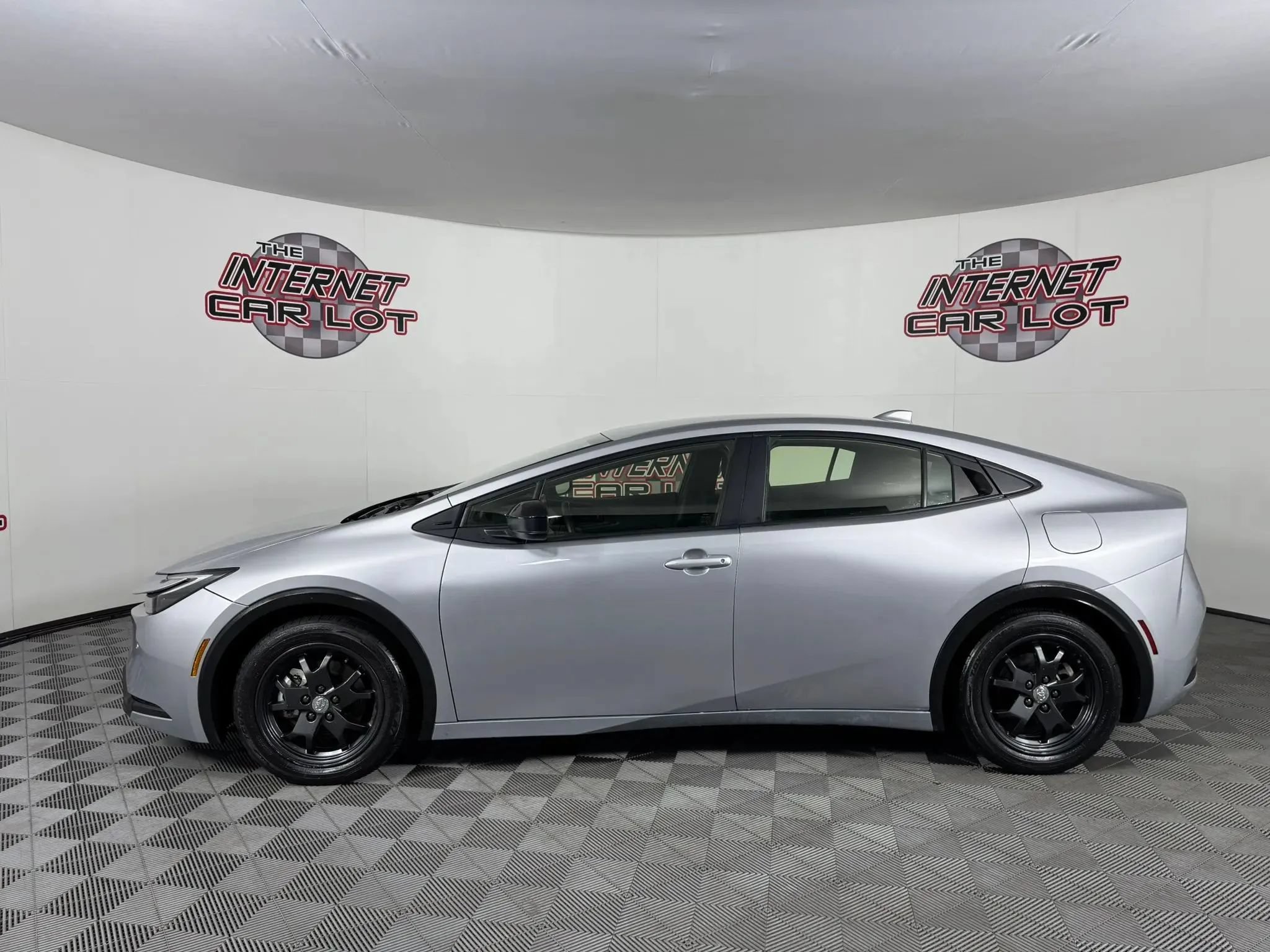 Used 2025 Toyota Prius LE AWD/4WD image 4