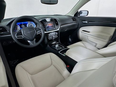 Used 2023 Chrysler 300 Touring L image 32