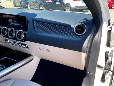 Used 2025 Mercedes-Benz GLA 250 4MATIC image 17