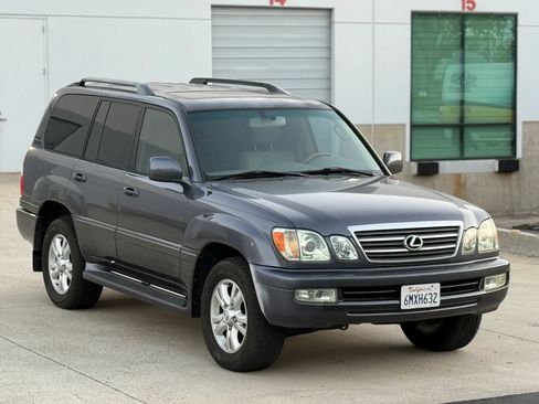 Used 2004 Lexus LX 470 4WD w/ Preferred Accessory Pkg image 3