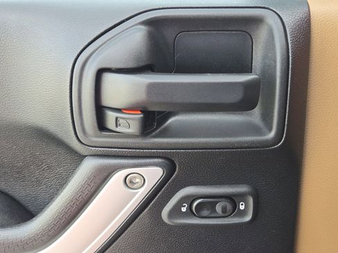 Used 2017 Jeep Wrangler Unlimited Rubicon w/ Connectivity Group image 23