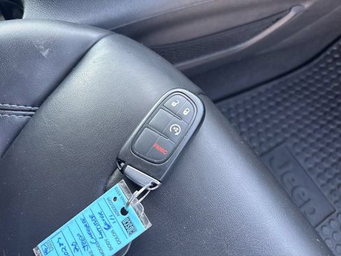 Used 2020 Jeep Cherokee Latitude Plus w/ Cold Weather Group AWD/4WD image 41