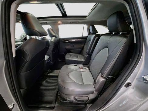 Certified 2022 Toyota Highlander Platinum AWD/4WD image 21