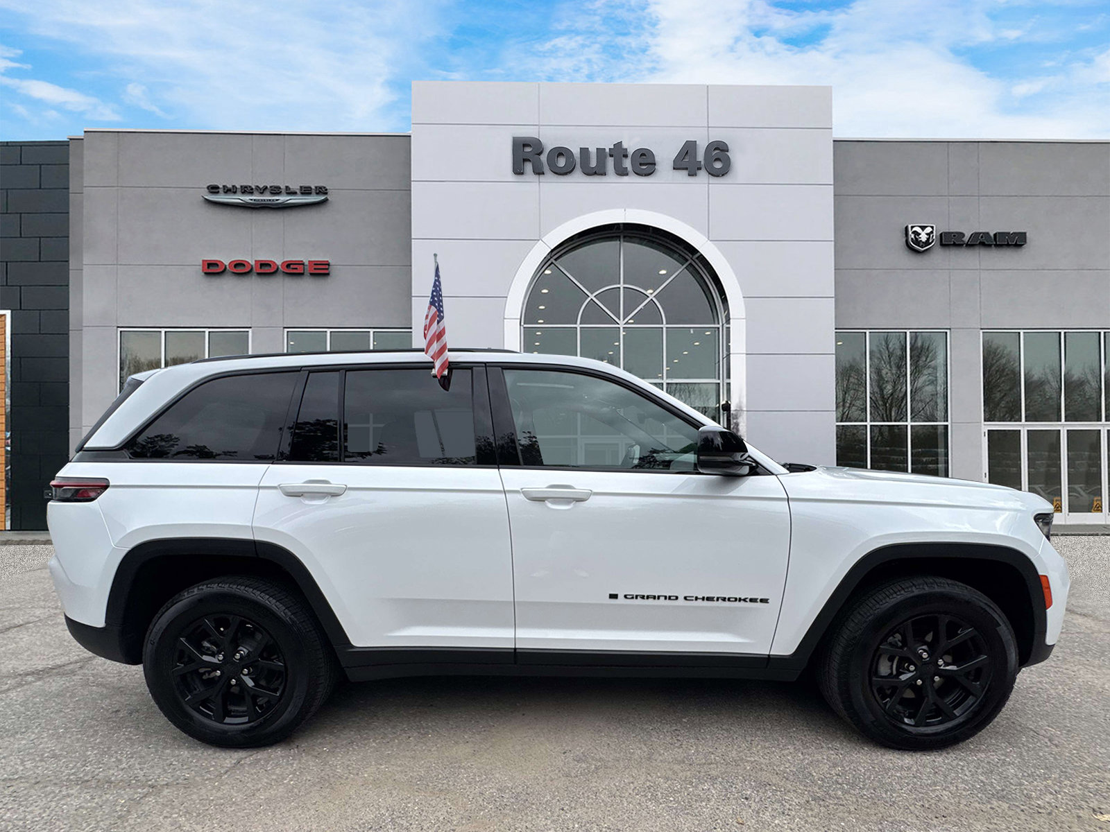 Used 2025 Jeep Grand Cherokee Altitude AWD/4WD image 6