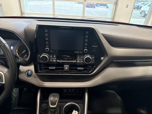 Used 2022 Toyota Highlander XLE image 23