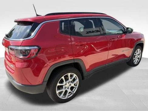 Used 2023 Jeep Compass Latitude AWD/4WD image 5