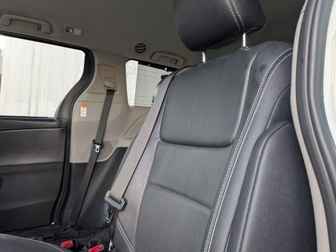 Used 2016 Toyota Sienna SE image 17