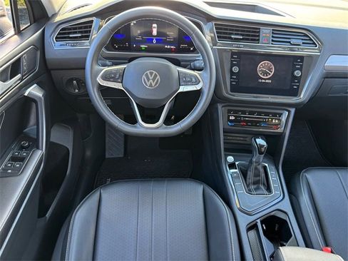 Used 2022 Volkswagen Tiguan SE image 13