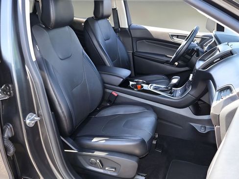 Used 2018 Ford Edge Titanium w/ Equipment Group 301A FWD image 17