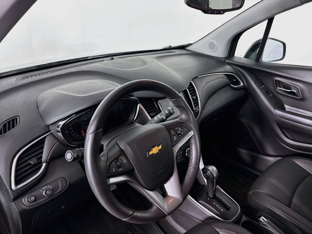 Used 2022 Chevrolet Trax LT w/ Premium Seat Package AWD/4WD image 4