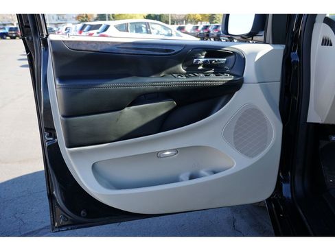 Used 2018 Dodge Grand Caravan SE w/ UConnect Hands-Free Group image 14