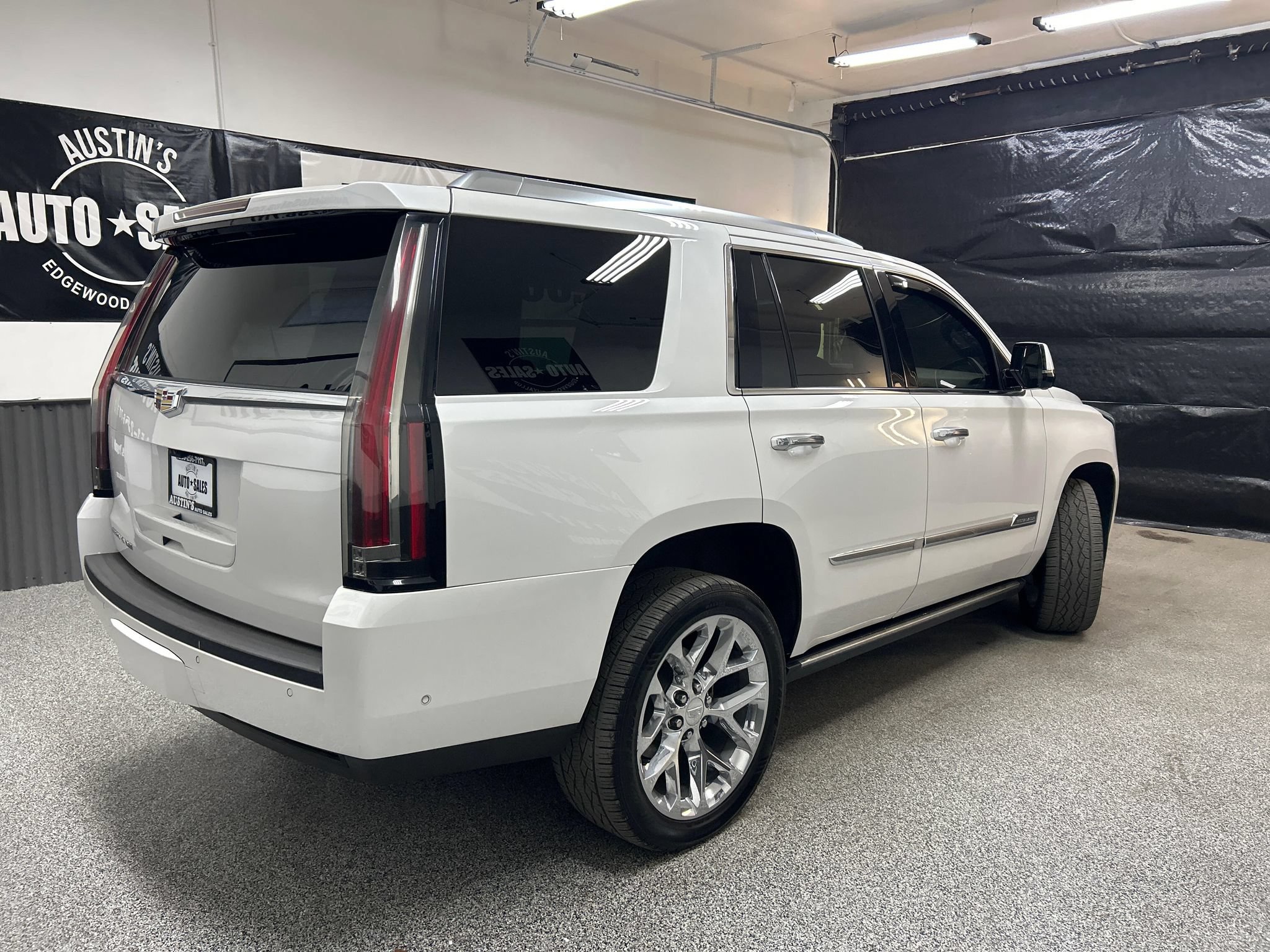 Used 2018 Cadillac Escalade Platinum AWD/4WD image 6