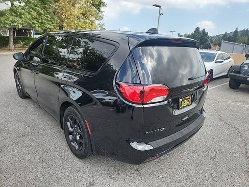 Used 2019 Chrysler Pacifica Touring Plus w/ Advanced Safetytec Group FWD image 3
