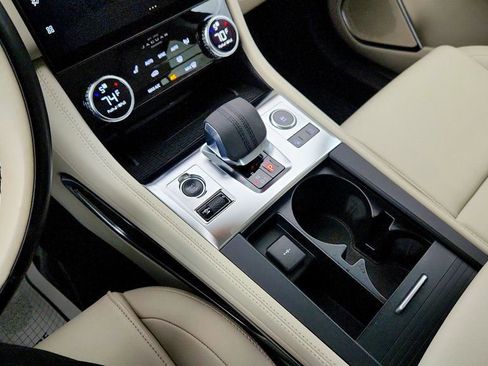 Used 2022 Jaguar F-PACE image 17