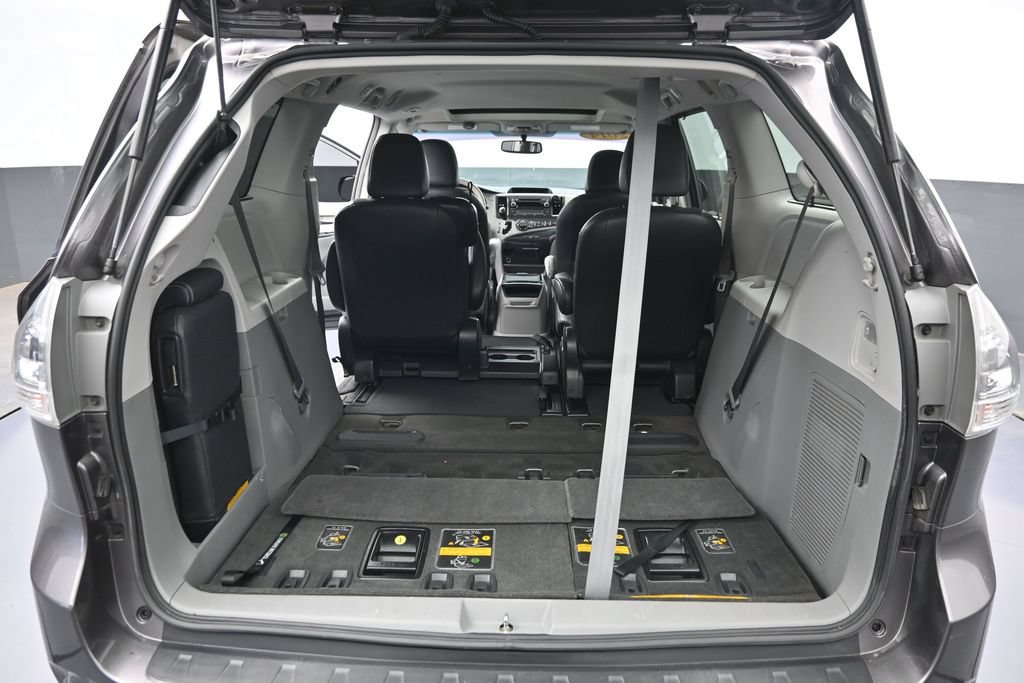 Used 2014 Toyota Sienna SE FWD image 28