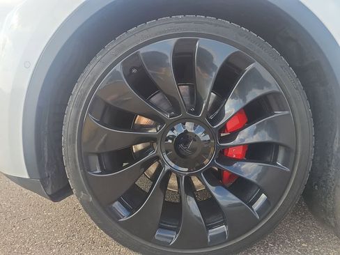 Used 2022 Tesla Model Y Performance image 15