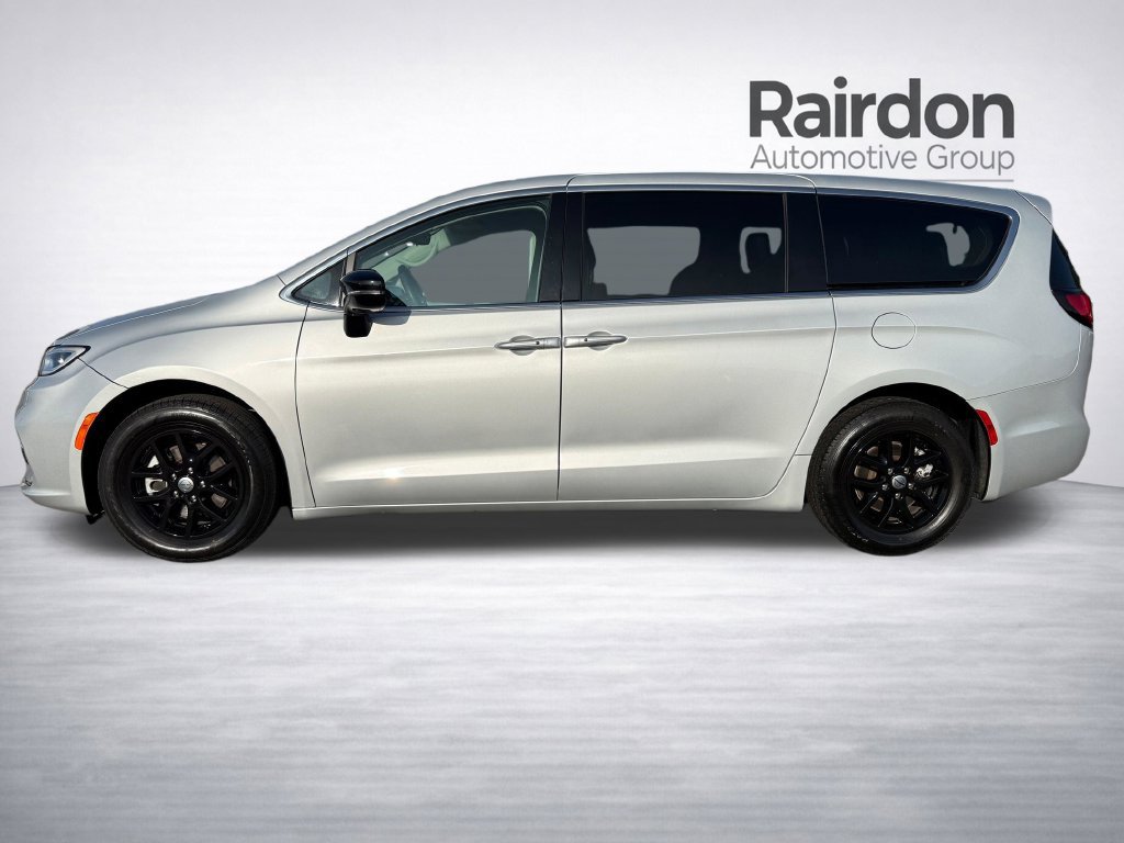 Used 2024 Chrysler Pacifica Touring-L FWD image 4