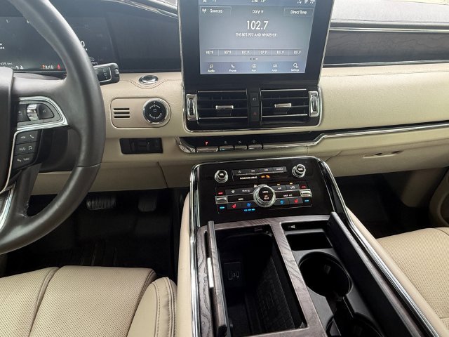 Used 2021 Lincoln Navigator Reserve w/ Luxury Package AWD/4WD image 3