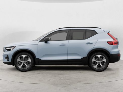 Used 2026 Volvo XC40 B5 Plus AWD/4WD image 3