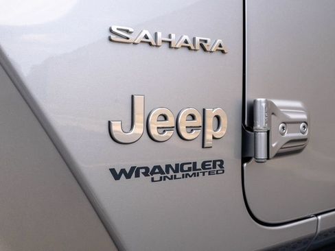 Used 2018 Jeep Wrangler Unlimited Sahara w/ Cold Weather Group AWD/4WD image 12