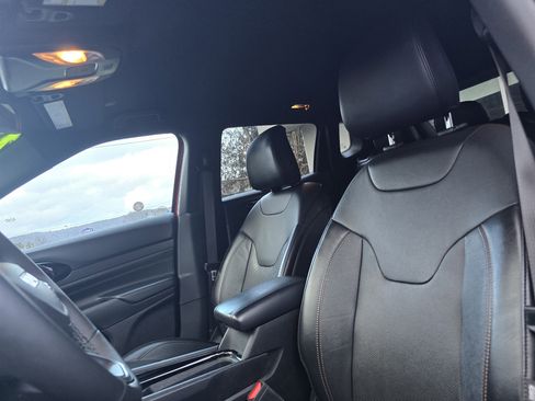 Used 2023 Jeep Compass Limited image 11