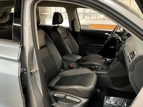 Used 2021 Volkswagen Tiguan SE image 9